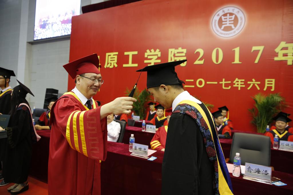 俞海洛校长为毕业生扶正流苏 招生动态